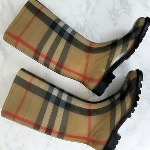 Burberry House Check Rain Boots (US 9)